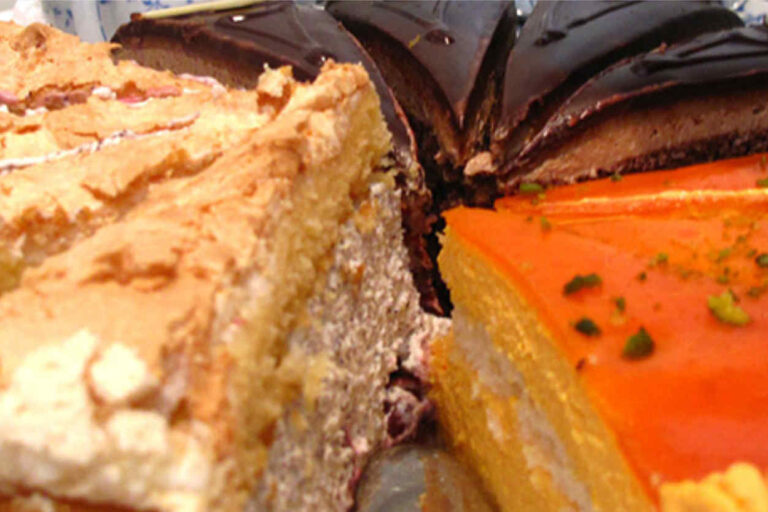 Mehrere verschiedene Küchenstücke.