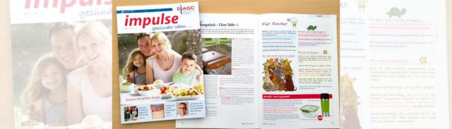 Patientenmagazin jetzt kostenlos abholen: Spannende Artikel zu Chiropraktik und gesunder Ernährung Ein Patientenmagazin mit dem Titel „Impulse - gesünder leben…“ und einer Familie mit zwei Kindern - einem Jungen und Mädchen - einer Mutter und einem Vater als Cover.
