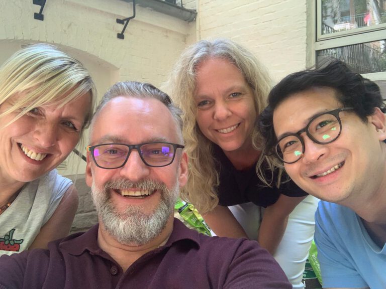 Teambild von vier Personen.