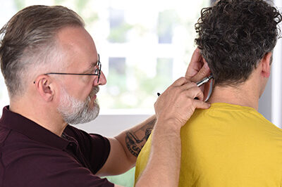 Ralf Kaufmann führt mit einem Aktivator eine Justierung durch