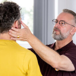 Ralf Kaufmann führt eine Untersuchung durch