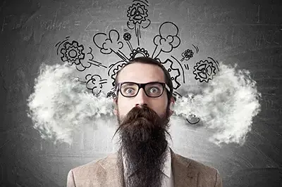 Mann mit Bart und einer schwarz gerahmten Brille kommt Dampf aus den Ohren
