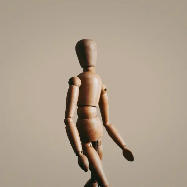 Foto Menschlicher Körper als Holzfigur, der den Bewebungsaparat veranschaulicht.