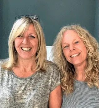 Zwei Damen des Teams der Praxis für Amerikanische Chiropraktik Kaufmann in Mannheim.