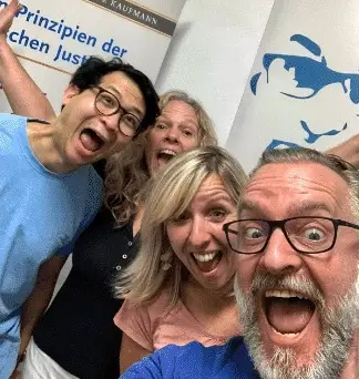 Lustiges Teamfoto mit Grimassen der Praxis für Amerikanische Chiropraktik Kaufmann in Mannheim.