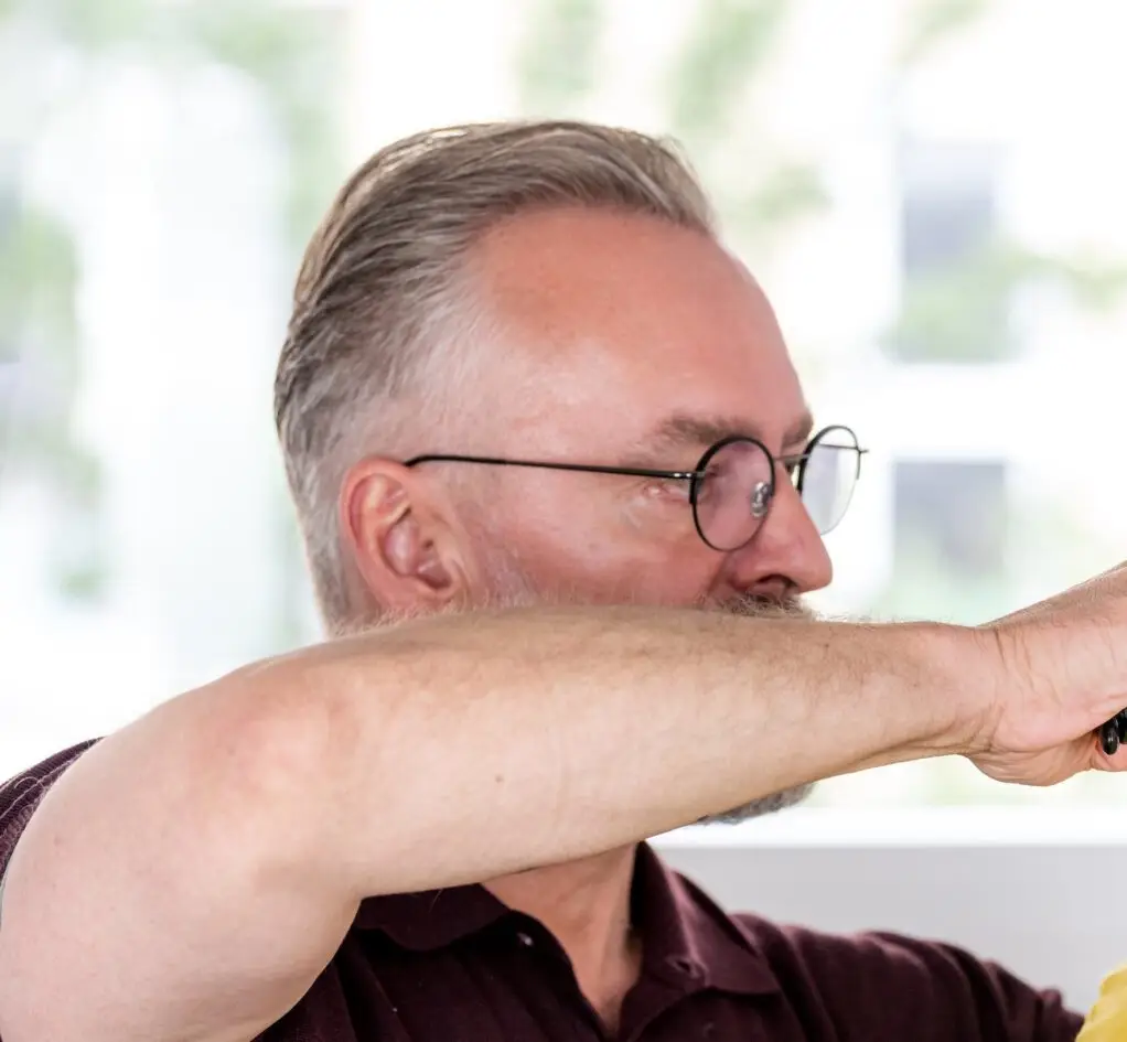 Ralf Kaufmann bei der Behandlung eines Patienten.